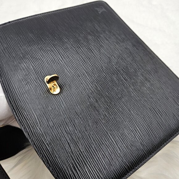 Louis Vuitton  Epi Capucines Shoulder Bag - Picture 13 of 17